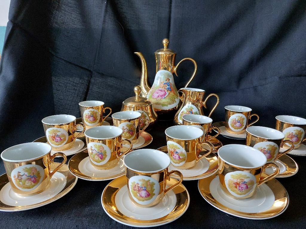 PRACHTIGE SET MET GOUDEN MOKKA EN ROMANTISCH DECOR, Antiek en Kunst, Antiek | Servies compleet, Ophalen of Verzenden