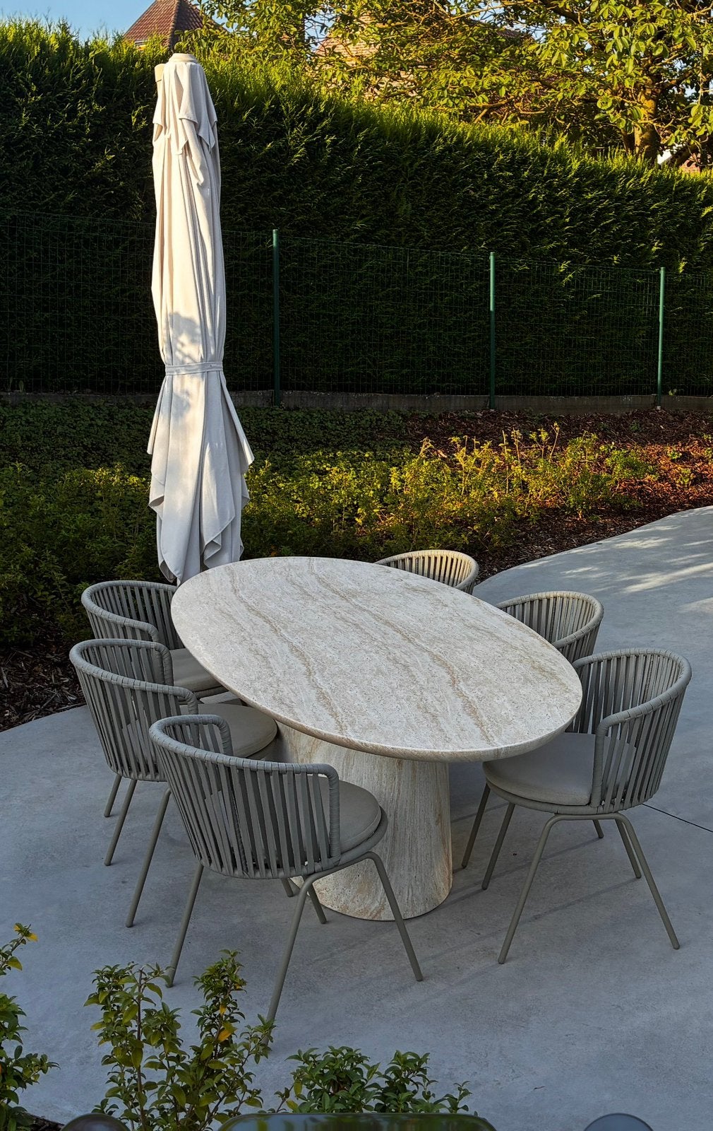 Mooie travertin look tafel en 8 stoelen + parasol, Ophalen, Tuinset, Eettafel, 8 zitplaatsen