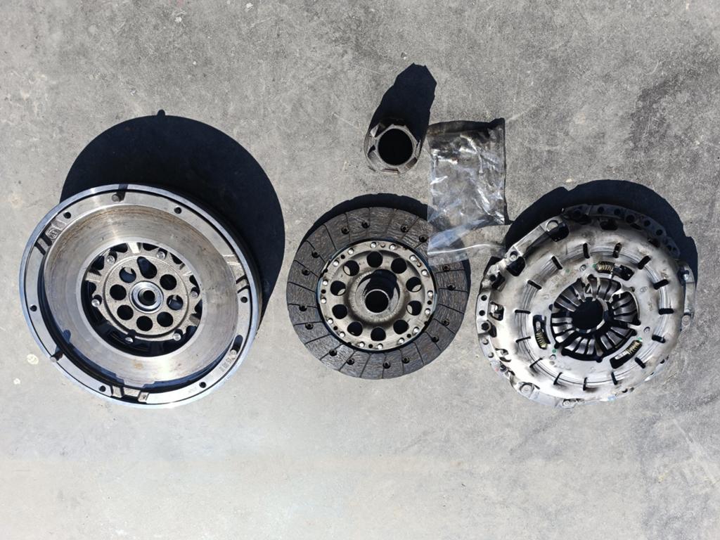 Kit embrayage et volant moteur neuf e90 318d, Autos : Pièces & Accessoires, Enlèvement
