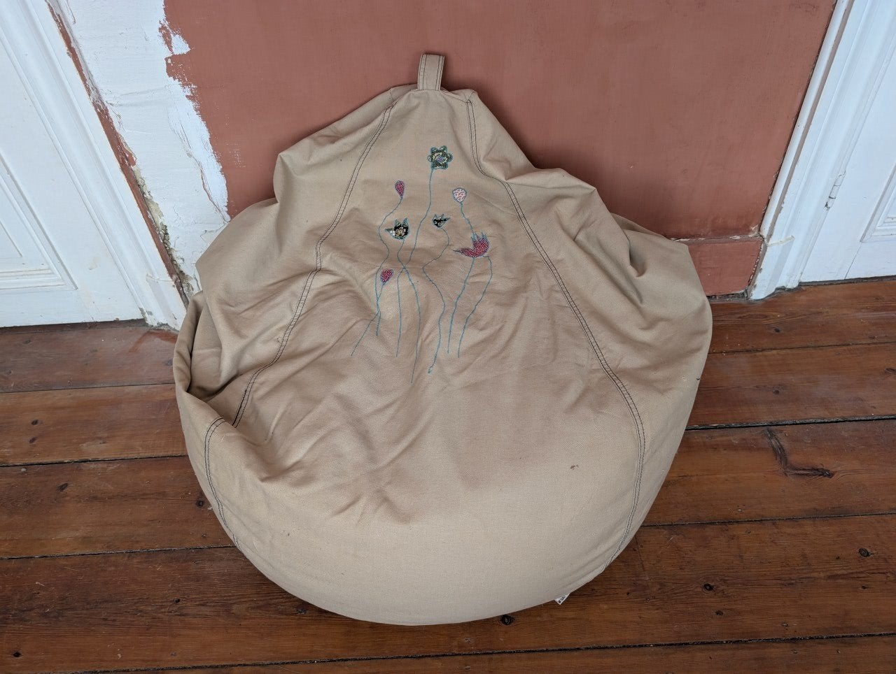 Pouf poire beige avec broderies, confortable
& transportable, Enlèvement, Utilisé, Beige, Pouf