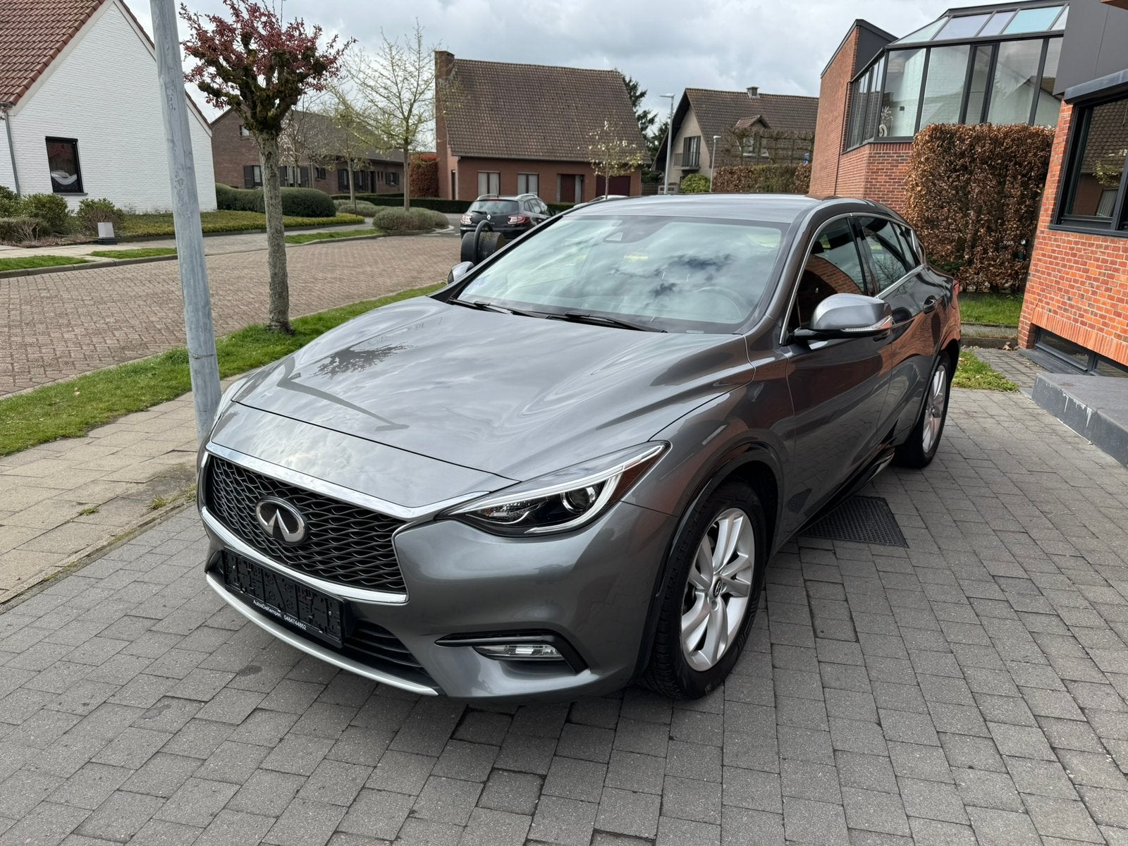Infiniti Q30 1.6 benzine, Auto's, Stof, 4 cilinders, 1595 cc, Bedrijf