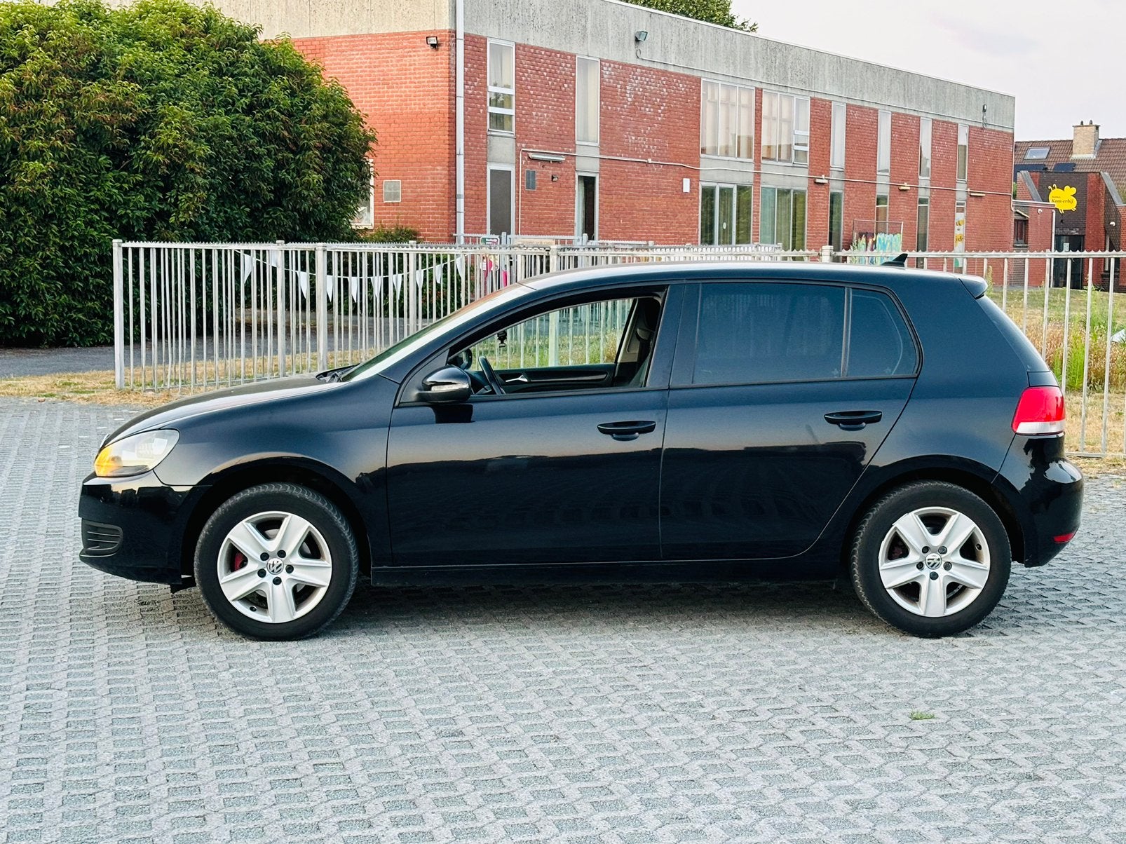 VW GOLF 6 1.4 BENZINE 5 DEUR NAVI AIRCO, Auto's, Voorwielaandrijving, Euro 5, Stof, Zwart