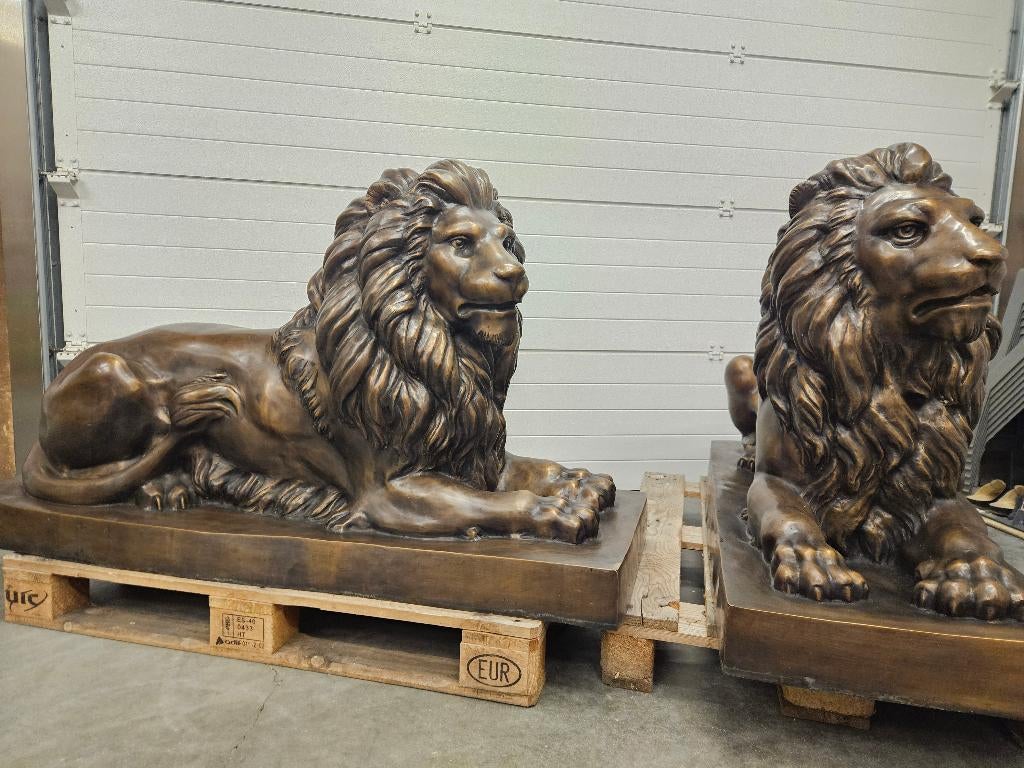 BRONZEN KOPPEL LIGGENDE EXCLUSIEVE LEEUWEN EN BETAALBAAR!!!, Tuin en Terras, Tuinbeelden, Ophalen of Verzenden, Nieuw, Overige materialen