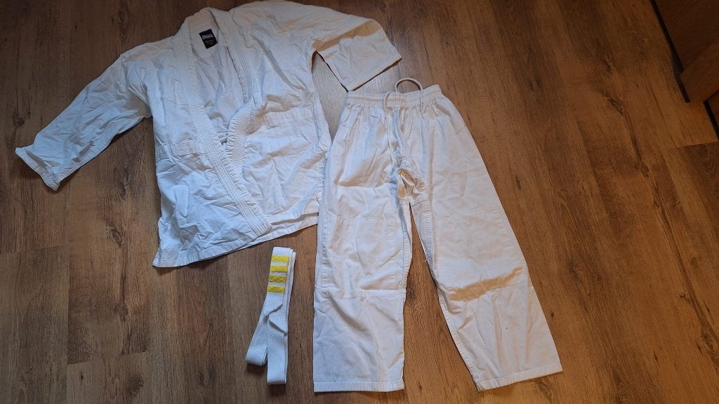 karate set voor kinderen, Sport en Fitness, Vechtsportpak, Ophalen of Verzenden, Zo goed als nieuw, Karate