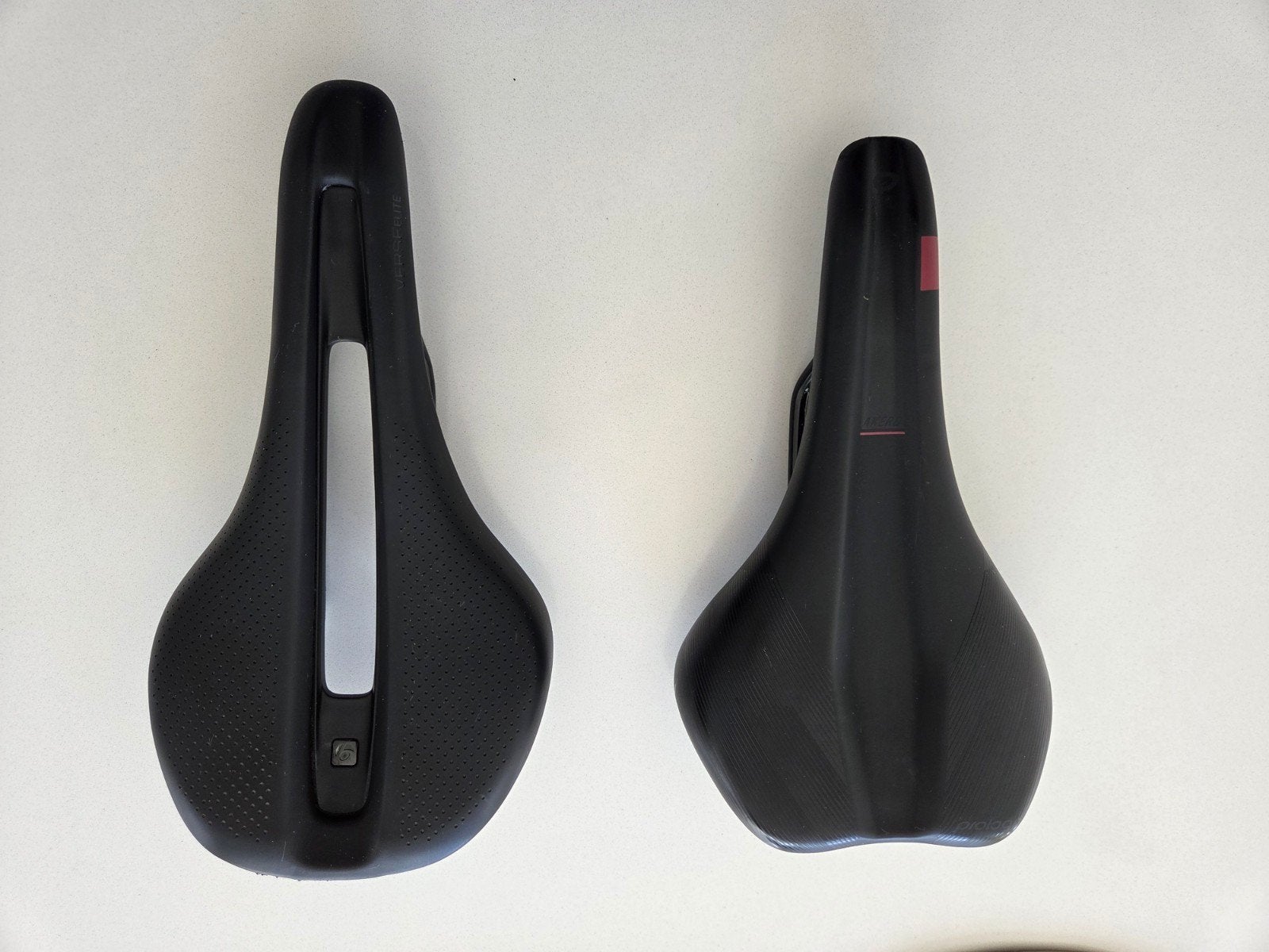2 koersfiets zadels, Ophalen, Zo goed als nieuw