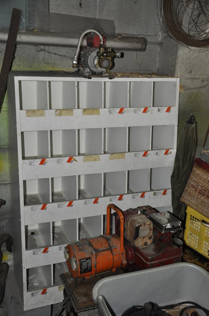 OUD WERKPLAATSMEUBILAIR, Ophalen