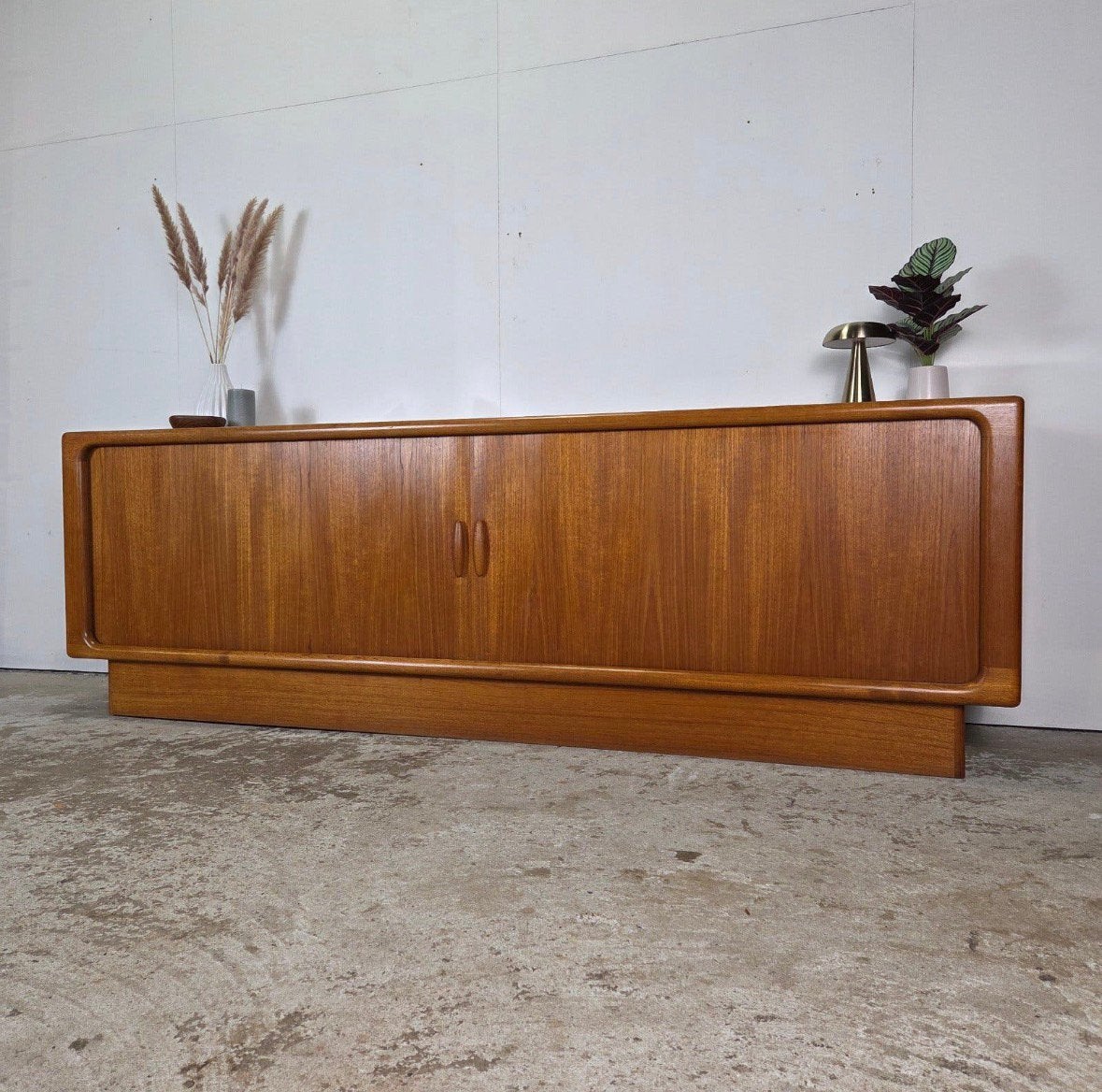 Dyrlund, buffet vintage en teck à tambour danois de 220 cm !, Maison & Meubles, Teck, 200 cm ou plus, Enlèvement, 50 à 75 cm