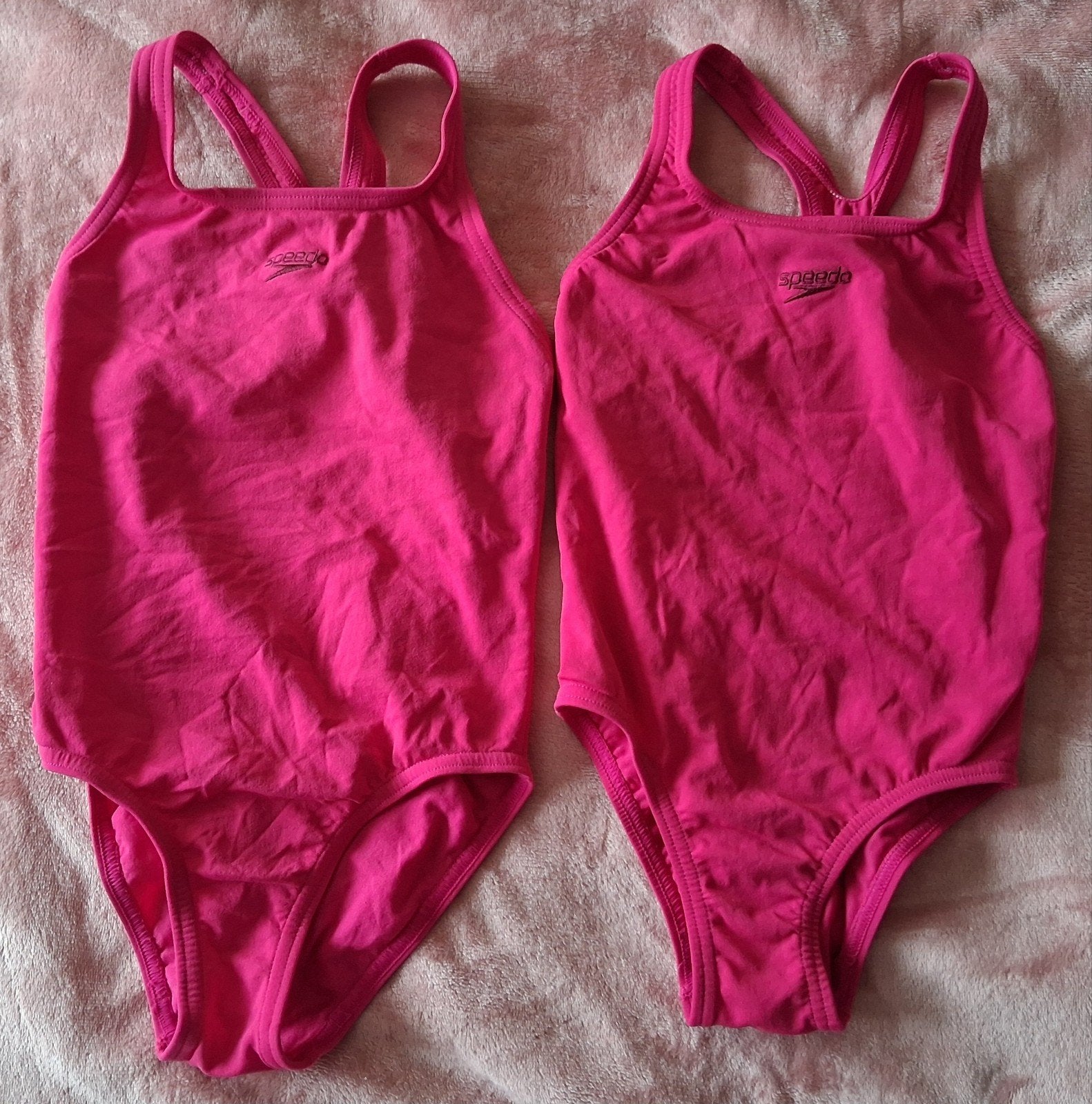 Maillots de piscine Speedo
Taille 6ans et 8 ans 
(Les étique, Enlèvement