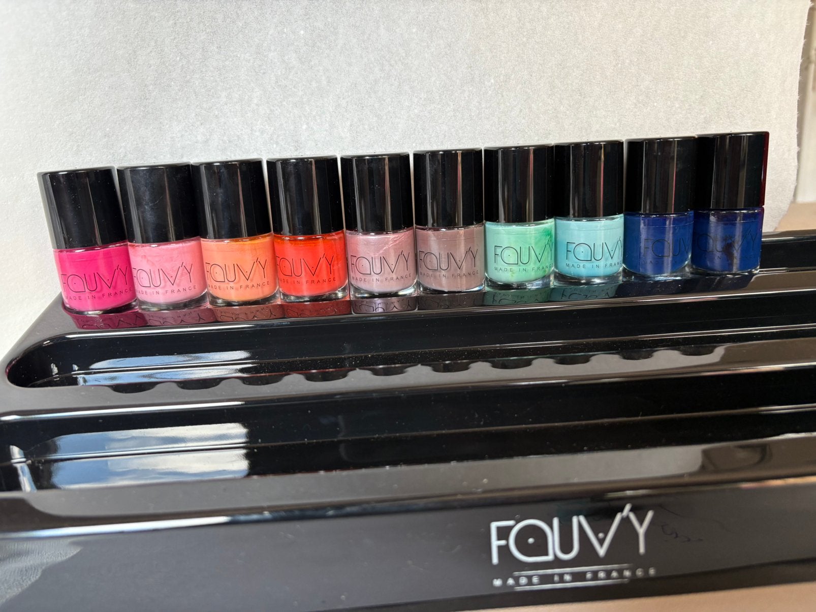 Lot de +/- 100 vernis à ongles FAUVY + présentoir – Neufs, Ophalen of Verzenden, Zo goed als nieuw, Blauw