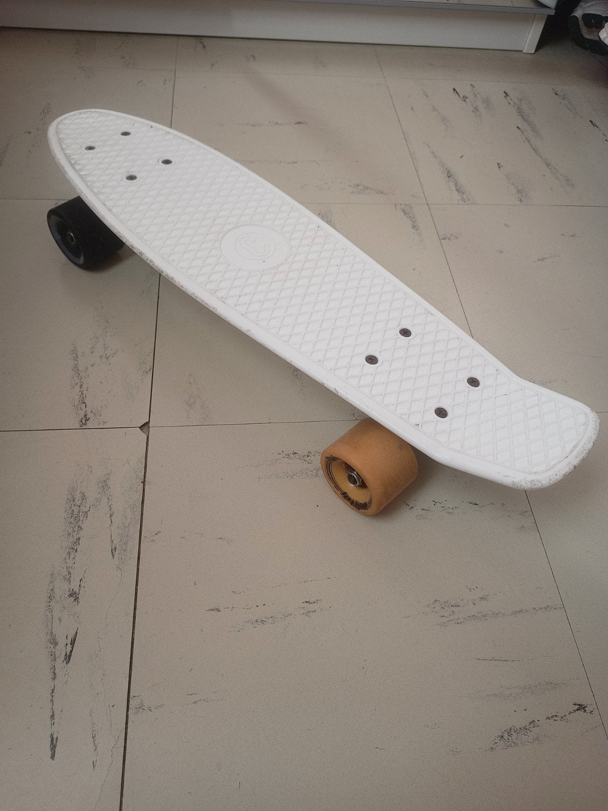 Skateboard JuicySusi blanc 4 roues, Sports & Fitness, Enlèvement ou Envoi, Utilisé, Skateboard