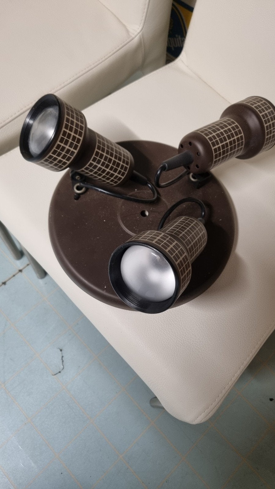 applique trois spots avec ampoules, Enlèvement
