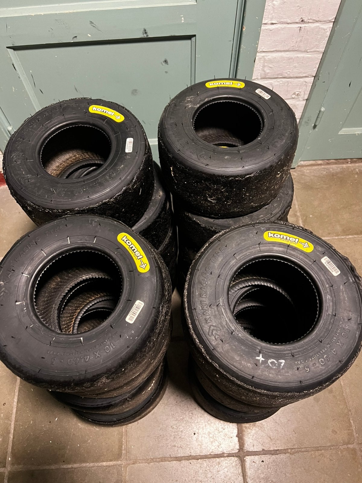 4 trains de slicks Komet K3M à vendre, Sports & Fitness, Karting, Enlèvement ou Envoi, Comme neuf, Pièces Kart