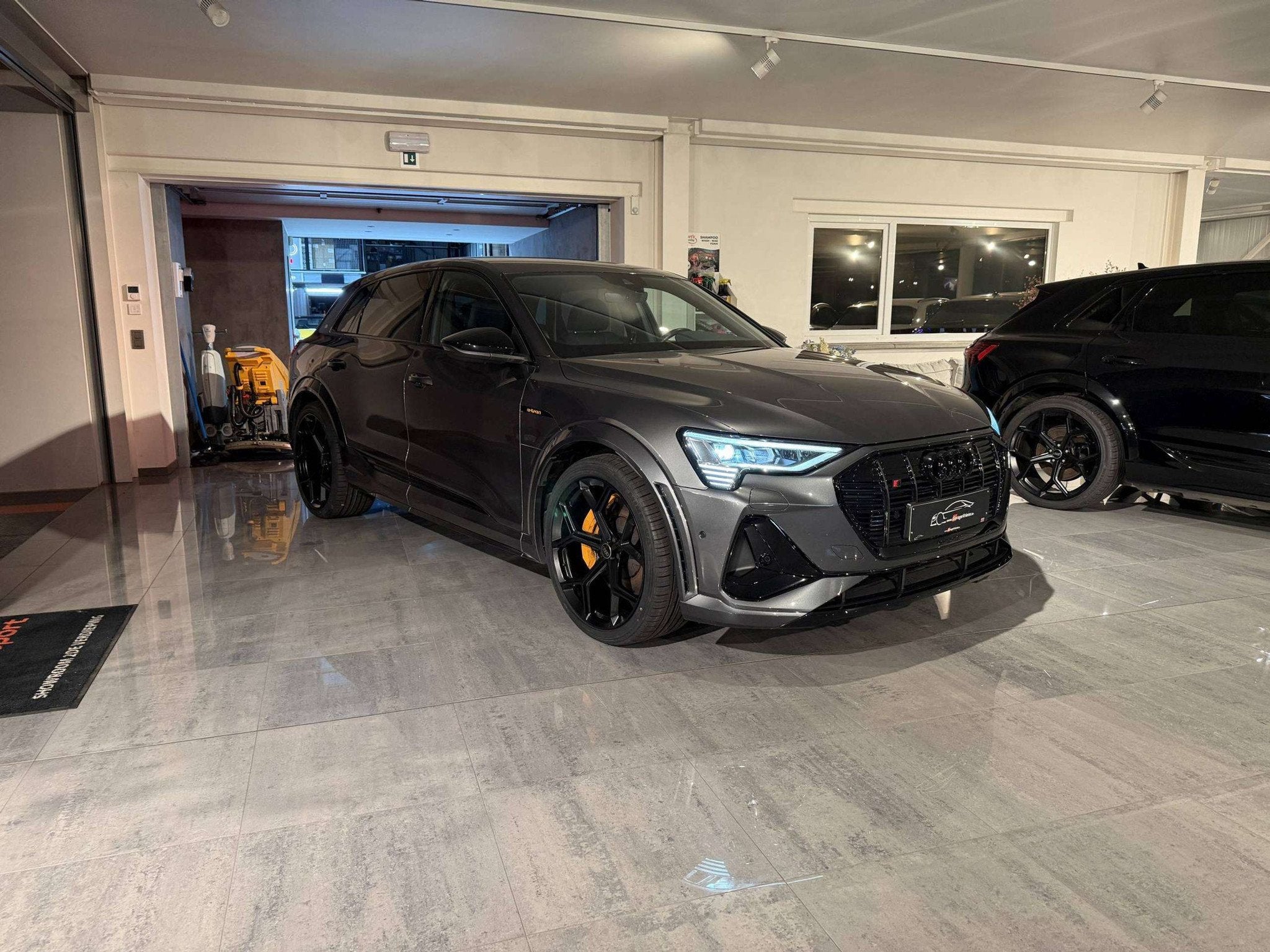 Audi SQ8 e-tron SOLD BIJ GARAGE VRIENS YVES BV!, Autos, Argent ou Gris, Achat, Phares entièrement LED, Alcantara