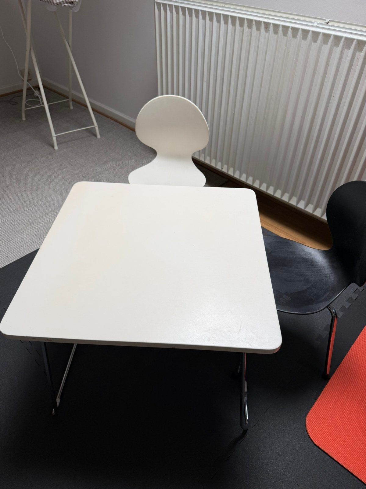 Table d’enfants avec 2 chaises. Bon etat. Style scandinave, Enfants & Bébés, Enlèvement, Utilisé, Chaise(s)