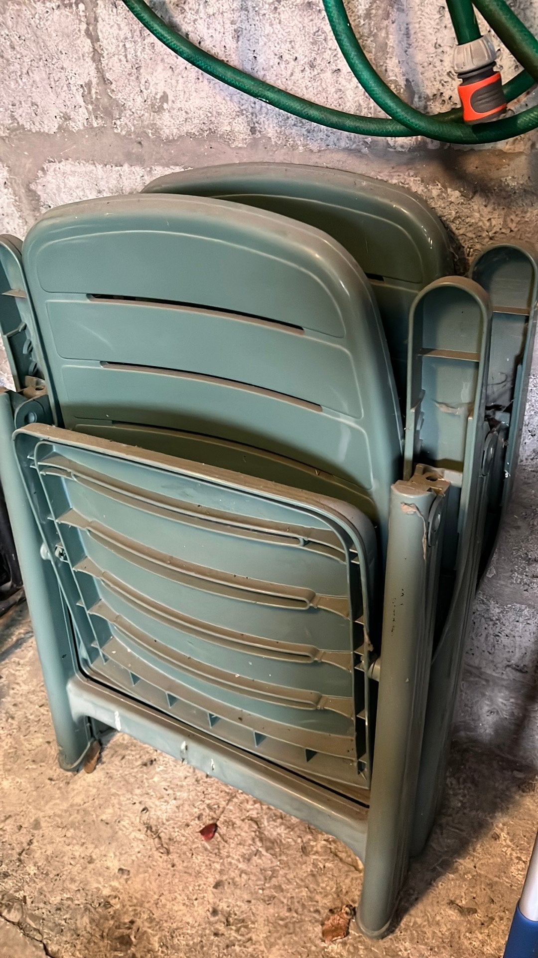 2 plastic tuinstoelen, Ophalen, Gebruikt, Plastic