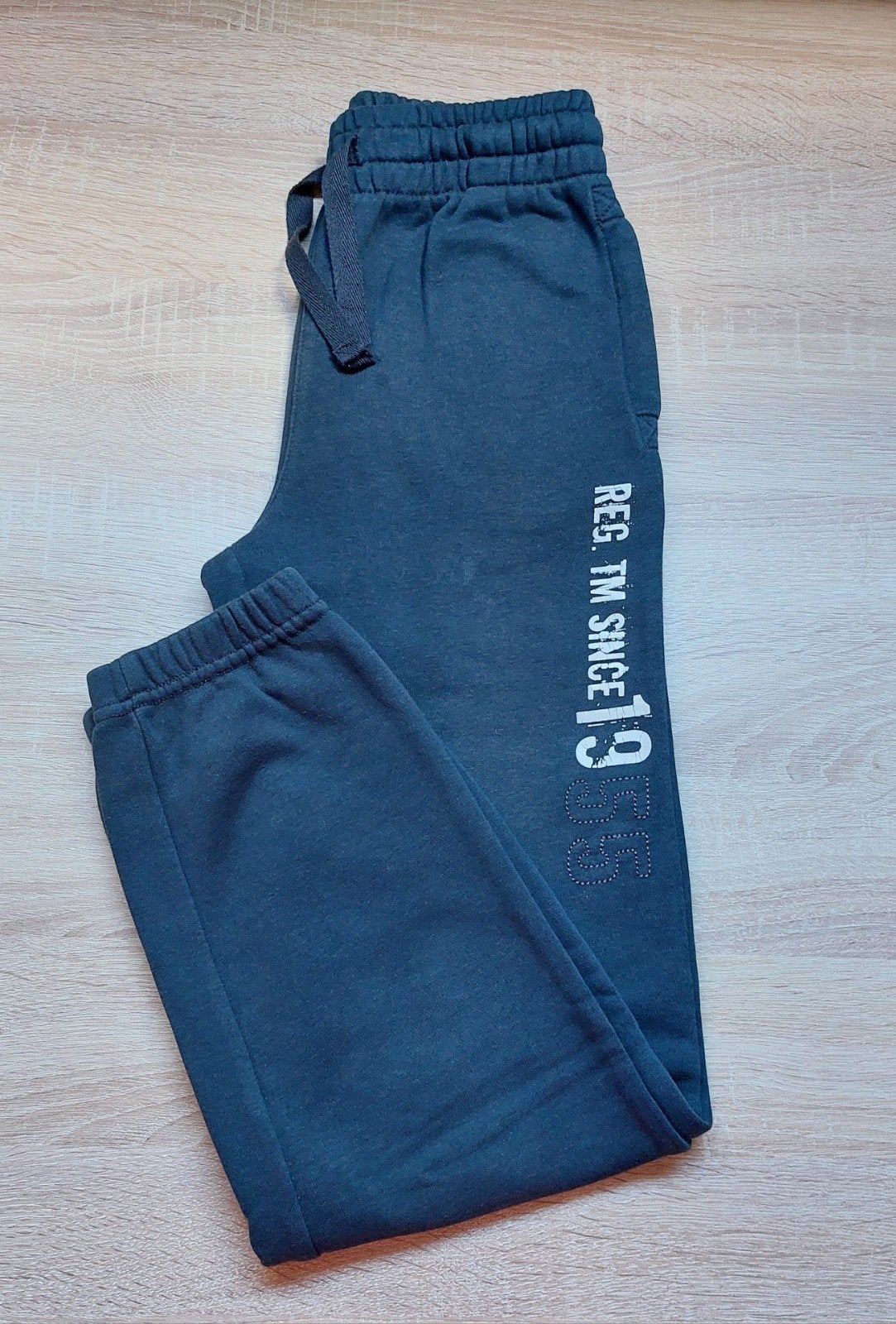 Donkerblauwe joggingsbroek met ingewerkte zakken - 8 jaar., Enfants & Bébés, Vêtements enfant | Taille 128, Enlèvement ou Envoi