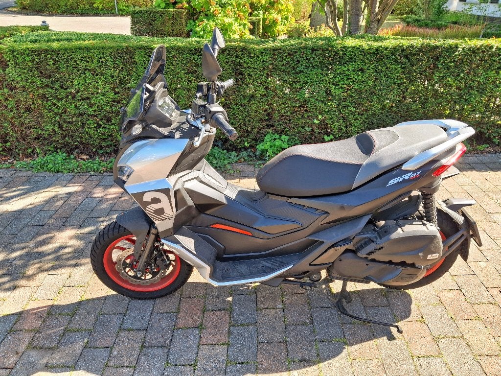Aprilia SR GT 125 Sport – 3.500 km – 2023 – Zwart/Rood, Motoren, Scooter, Gebruikt, Particulier, 125 cc