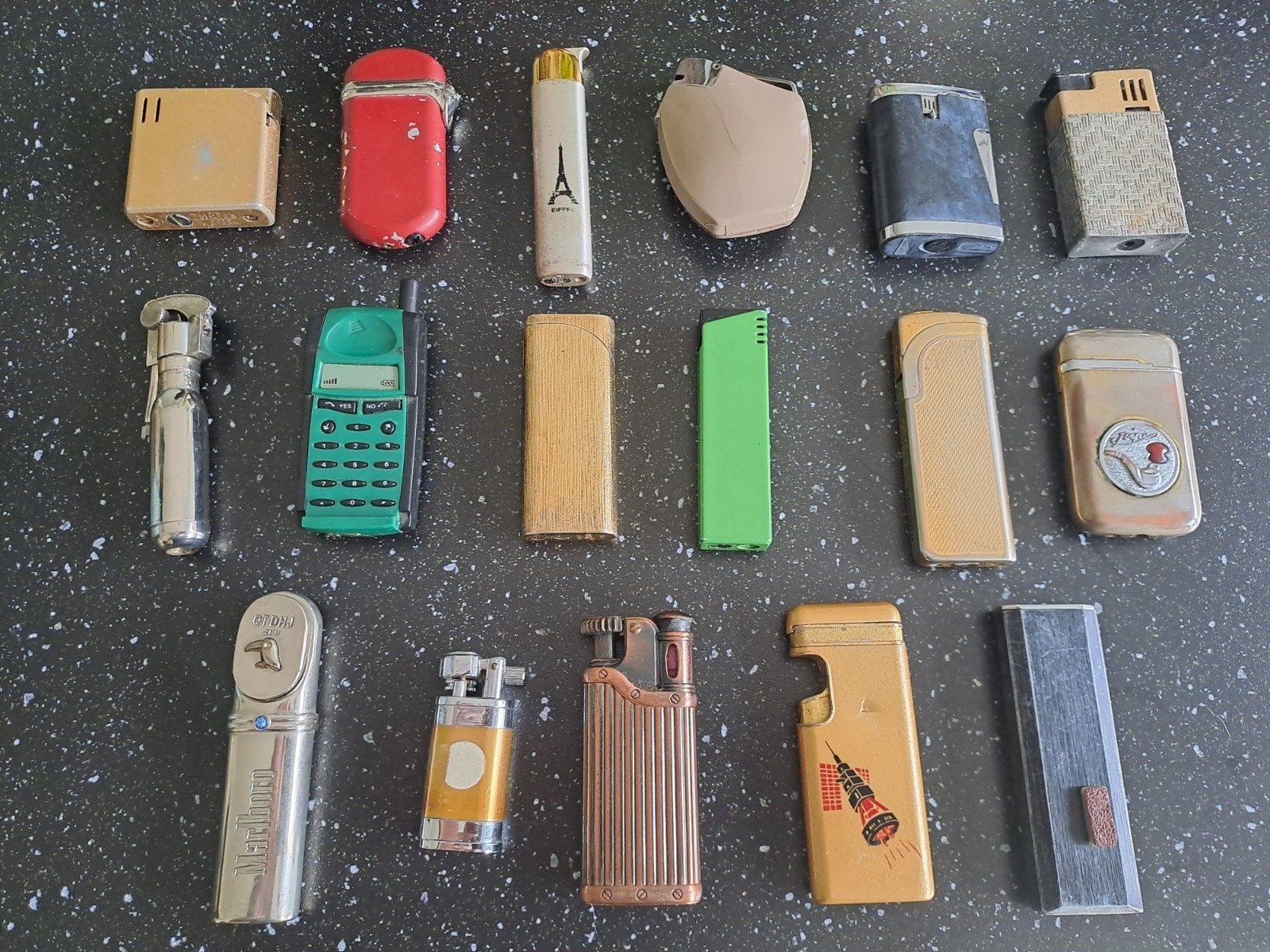 Lot de 17 briquets, Collections, Broches, Pins & Badges