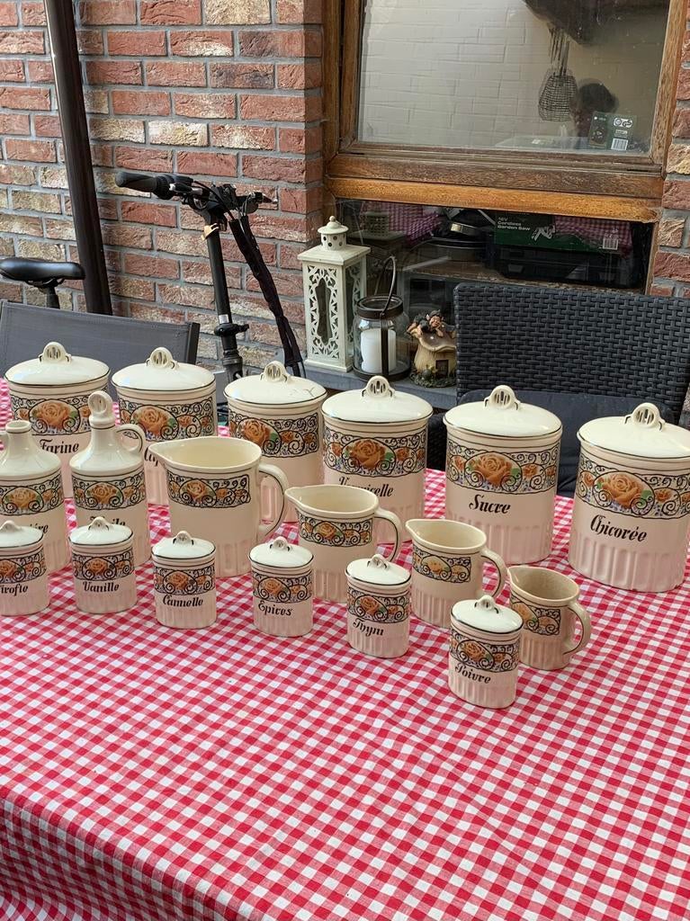 pots à épices anciens en faïence avec un décor floral, Enlèvement