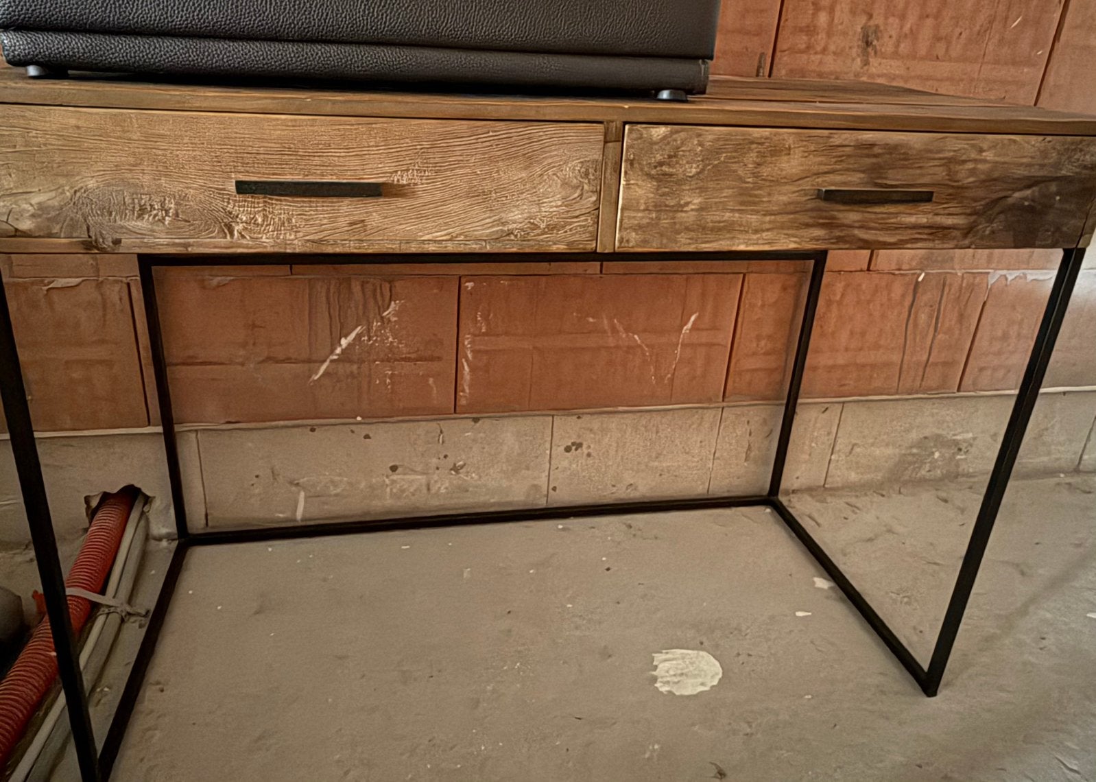 Houten bureau met ijzeren poten, Ophalen, 110 cm, Bruin, Zo goed als nieuw