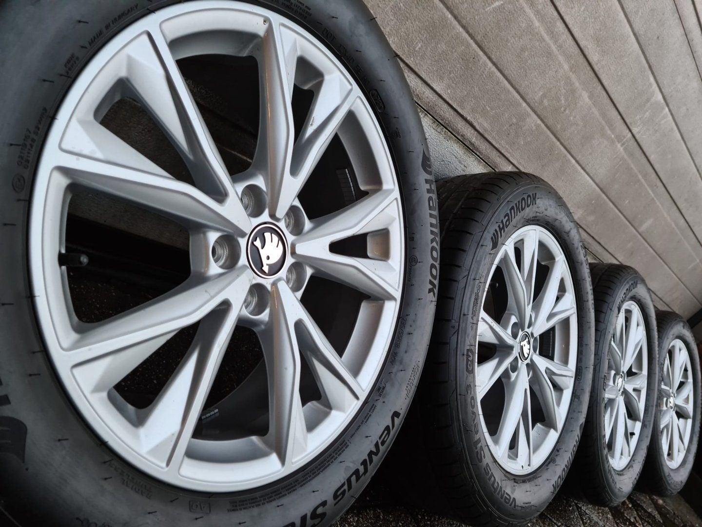 set 18 inch Skoda Karoq Kodiaq GT SuperB velgen zomerbanden, Autos : Pièces & Accessoires, Pneus & Jantes, Pneus et Jantes, Véhicule de tourisme
