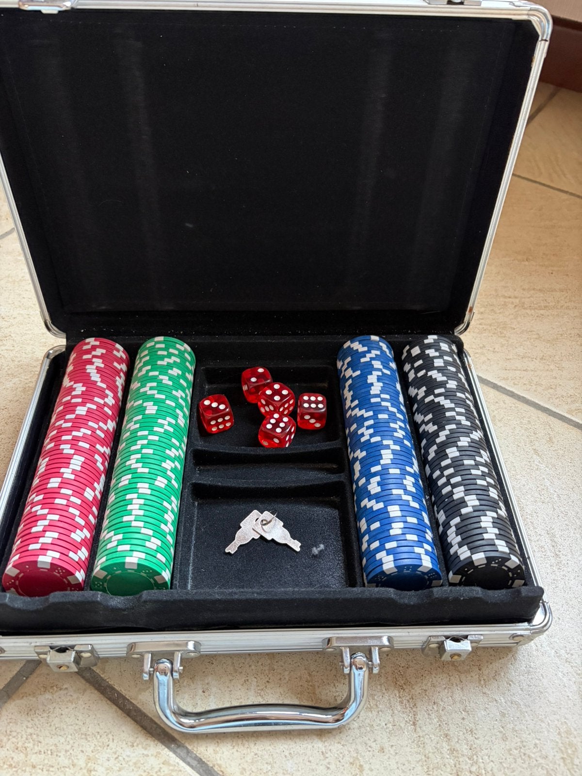 Complete pokerset met chips, dobbelstenen & aluminium koffer, Hobby en Vrije tijd, Ophalen, Zo goed als nieuw