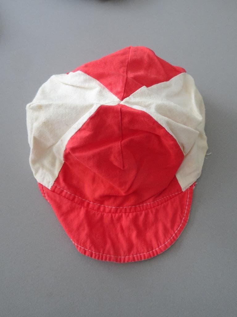 oud wielerpetje wielrennen pet rood wit, Verzamelen, Ophalen of Verzenden, Zo goed als nieuw, Pet of Muts