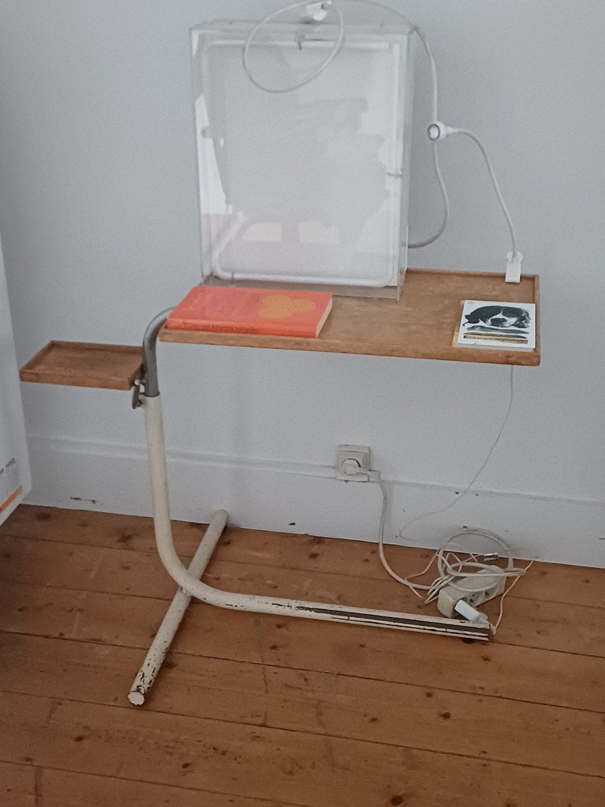 antiek ziekenhuistafeltje, Huis en Inrichting, Woonaccessoires | Krantenbakken en Lectuurbakken, Draaibaar, Ophalen