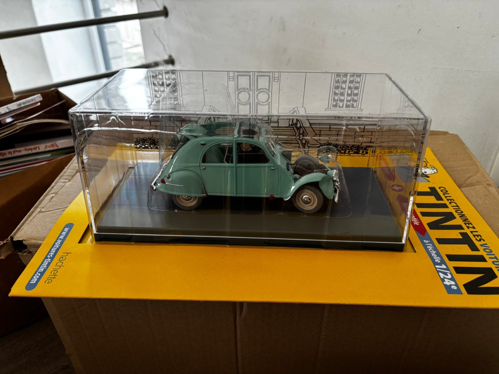 Voiture Tintin échelle 1:24e - n11 La 2CV cassée, Ophalen, Nieuw, Auto