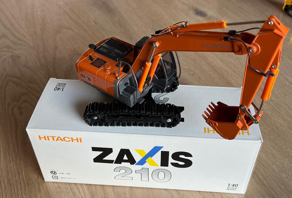 Hitachi ZAXIS 210 schaalmodel (schaal 1:40), Hobby & Loisirs créatifs, Voitures miniatures | 1:43, Comme neuf, Tracteur et Agriculture