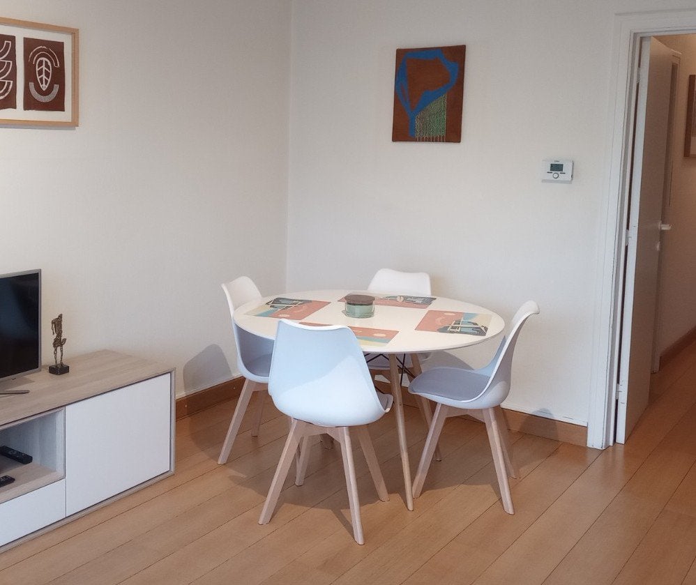Ronde witte tafel en 4 stoelen, 100 à 150 cm, Quatre personnes, Rond, 100 à 150 cm
