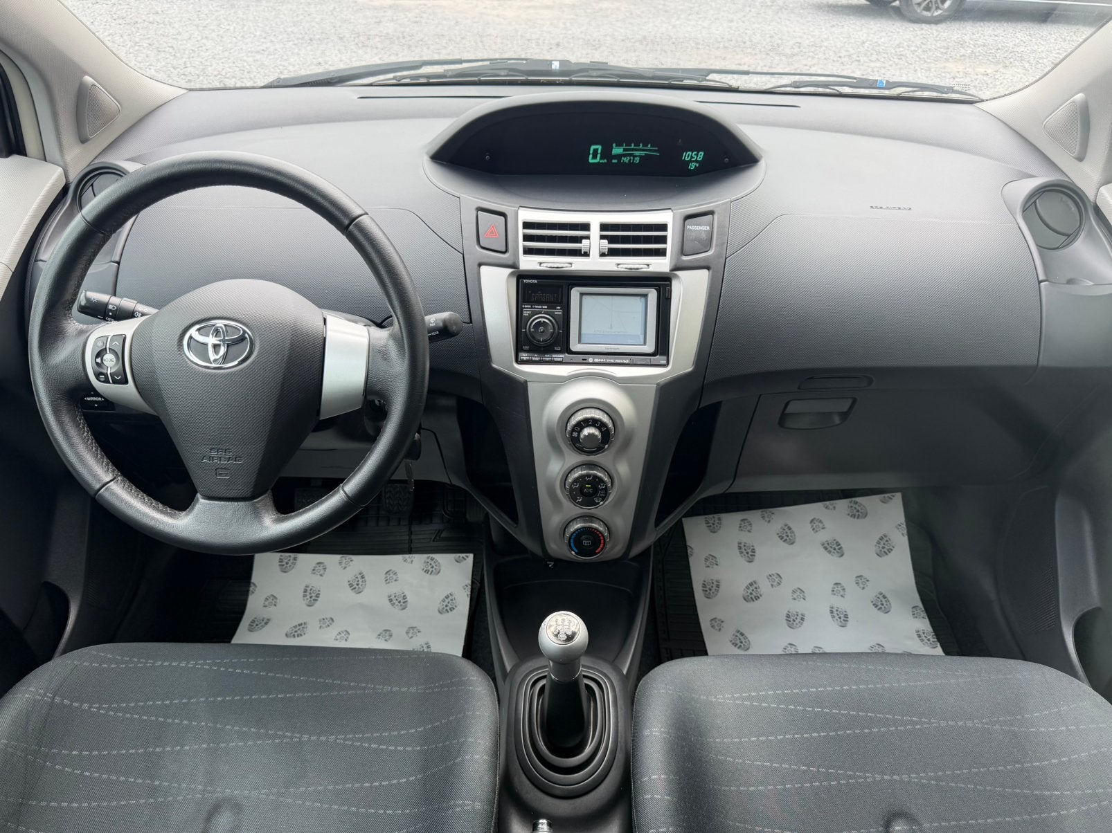 Toyota Yaris 1.4 D-4D 1ste eigenaar full ohb 142 000 km !, Auto's, Zwart, Airconditioning, 1400 cc, 119 g/km