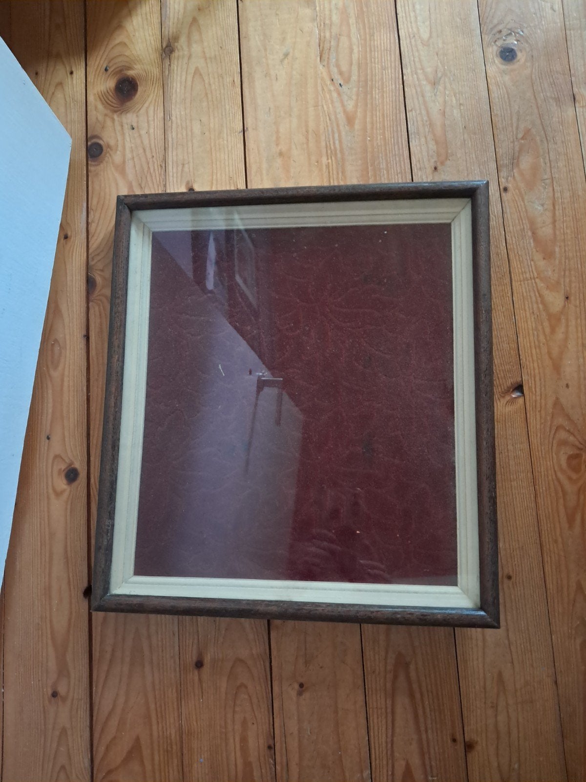 Cadre ancien en bois avec velours rouge., Antiquités & Art, Enlèvement ou Envoi