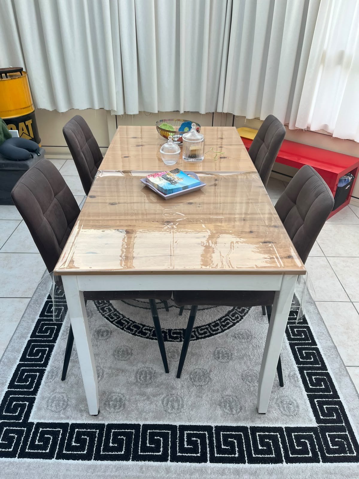 Twee tafels en vier stoelen te koop., Ophalen, Zo goed als nieuw, Landelijke Stijl., 4 tot 6 stoelen