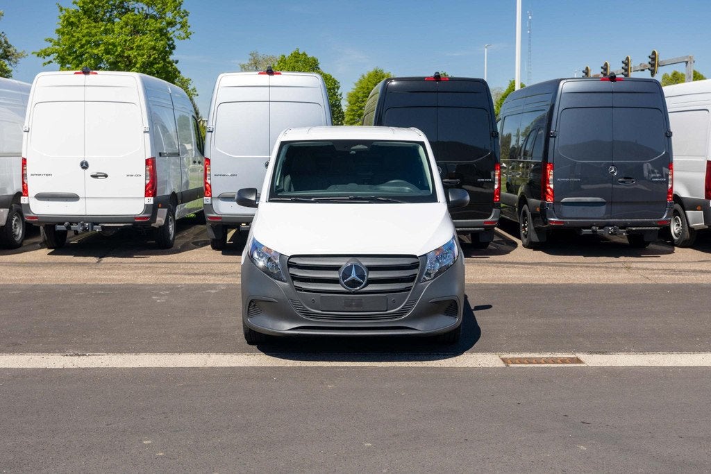 Mercedes-Benz Vito 114 CDI PRO L2 9G-Tronic ESSENTIAL Editio, 4 deurs, Zwart, 4 cilinders, 2000 kg