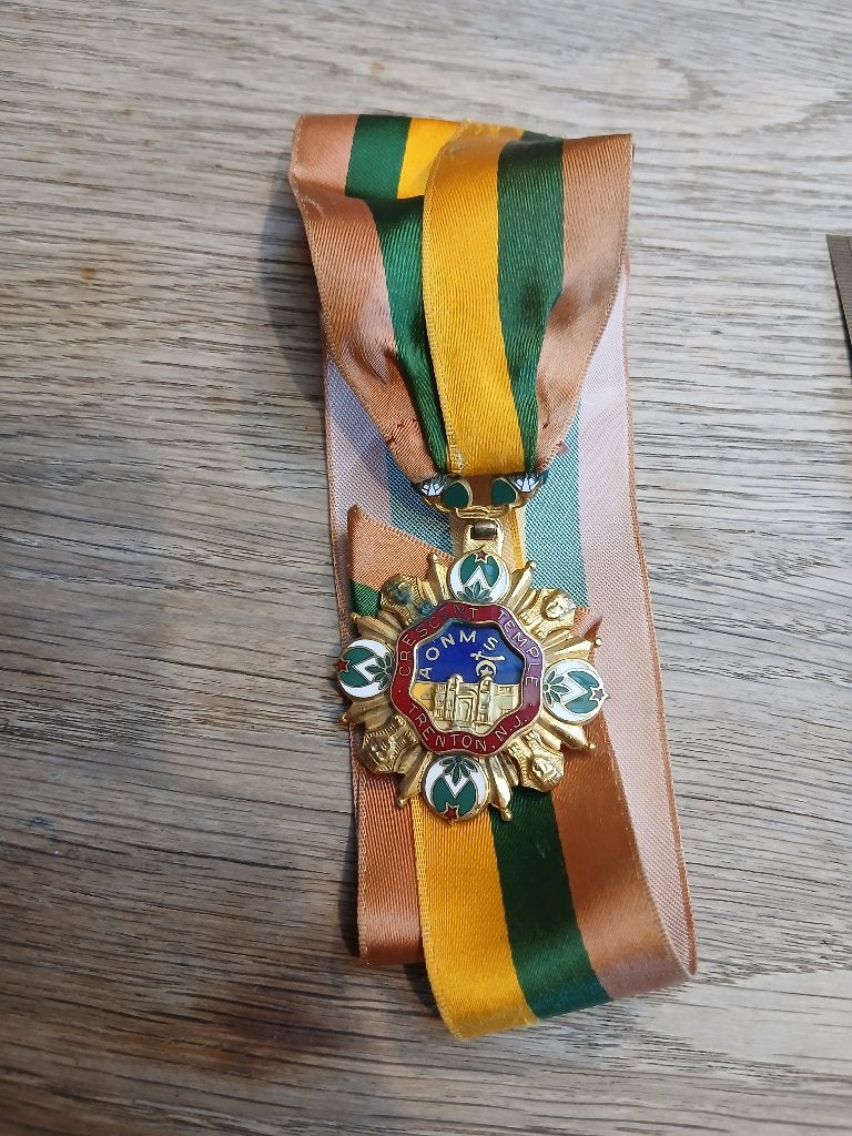 Medaille franc-maçonnerie  en cravate loge anglaise, Collections, Objets militaires | Général, Envoi, Autres, Ruban, Médaille ou Ailes