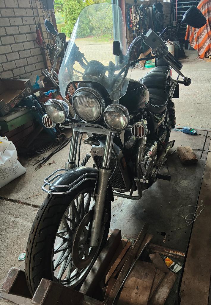 Suzuki VS 700 Intruder, Motoren, 700 cc, Cardan-aandrijving, 2 cilinders, Chopper