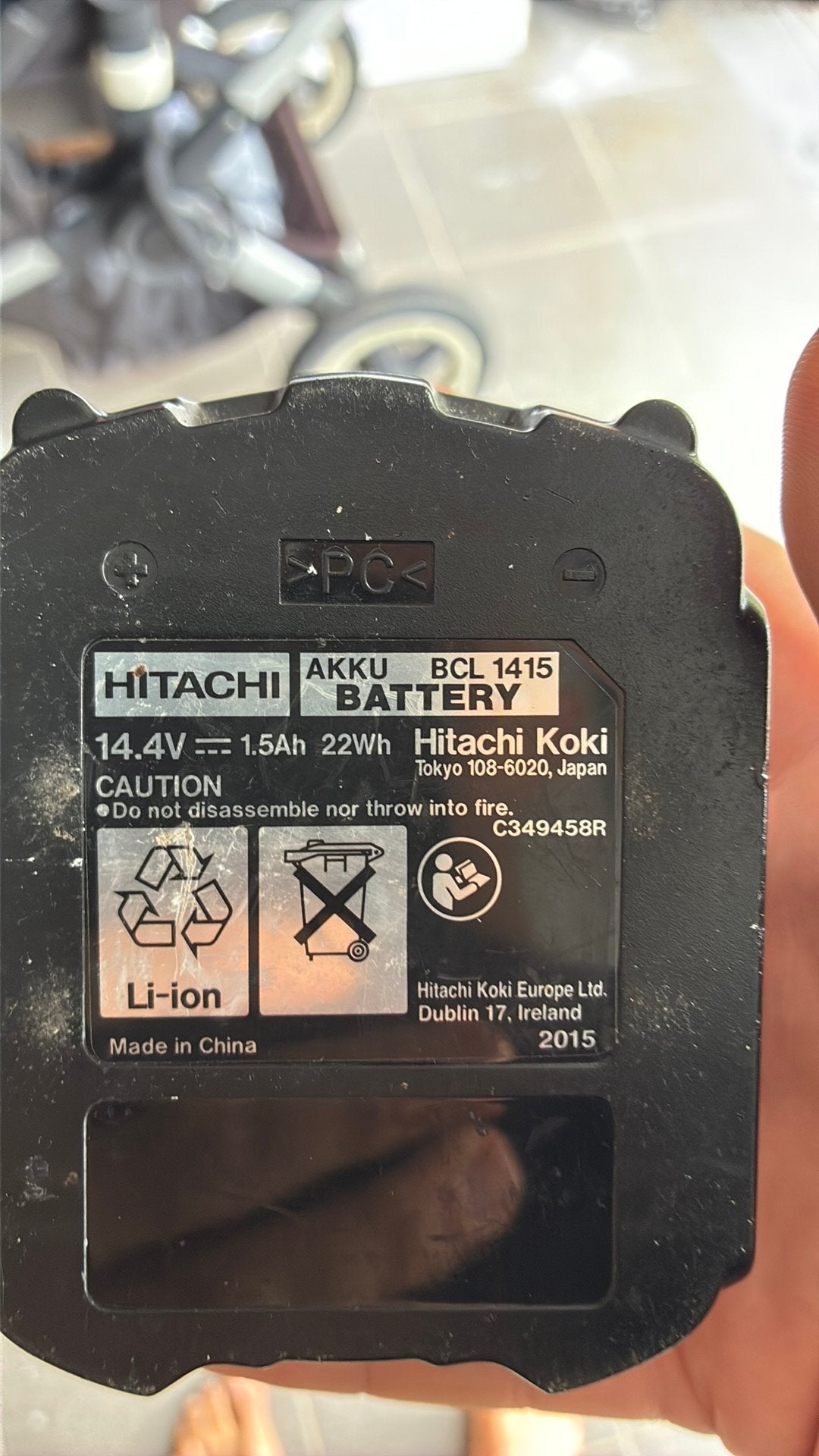 2 batterijen 14.4 Volt + lader  bcl1415 hitachi, Ophalen of Verzenden, Gebruikt