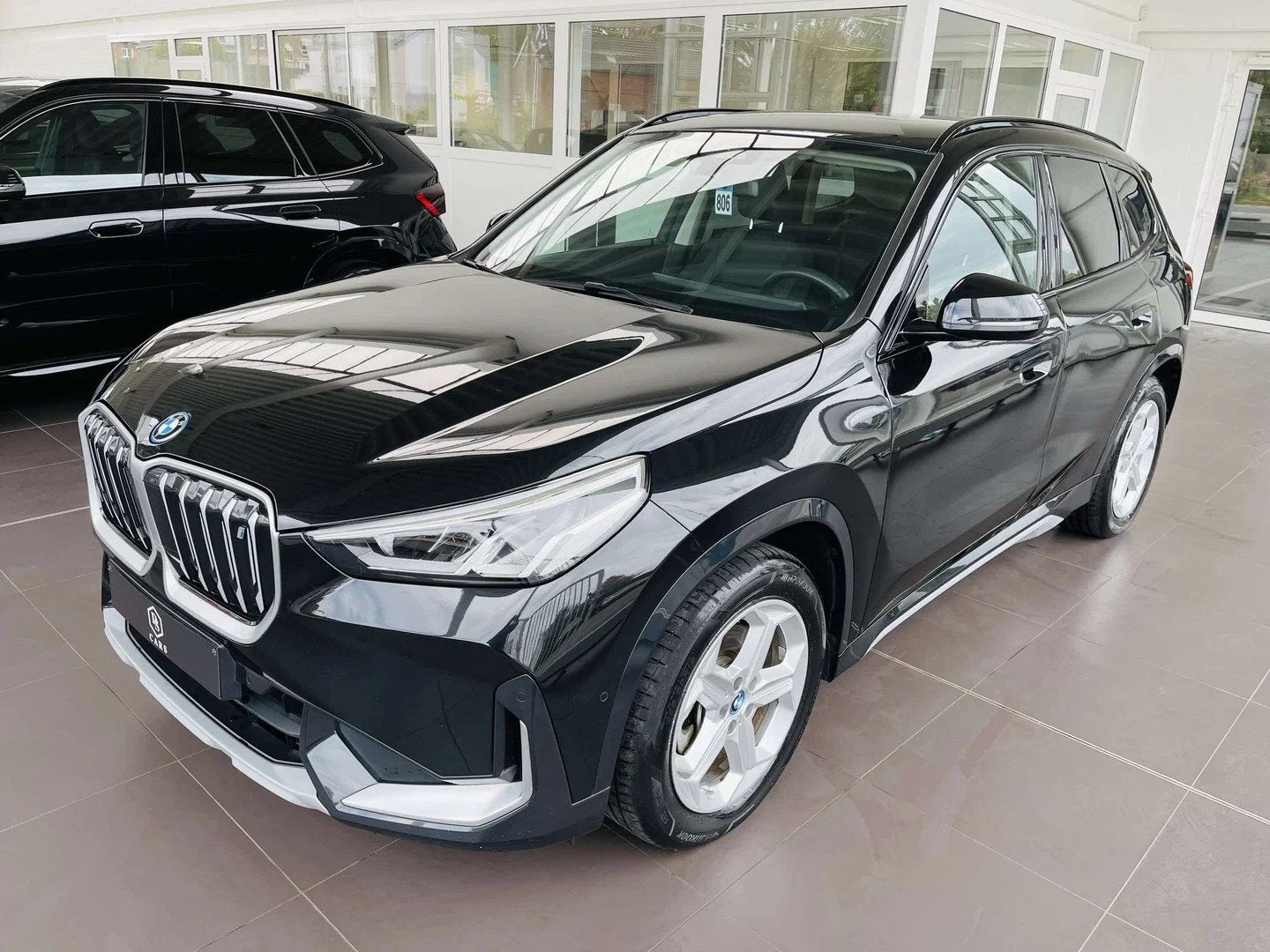 BMW iX1 66.5 kWh xDrive30 * GARANTIE + X-LINE + LED + GPS +, Auto's, Automaat, Gebruikt, Zwart, Zwart