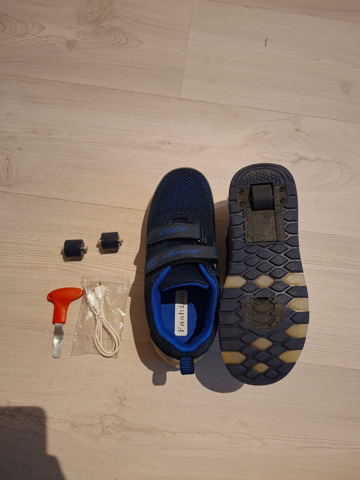 Aimoge heelys schoenen met led, Kleding | Heren, Schoenen, Ophalen, Blauw, Overige typen, Zo goed als nieuw