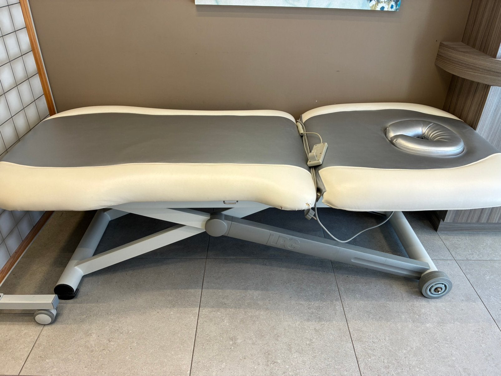 Elektrisch verstelbare massagetafel, Ophalen, Zo goed als nieuw, Massagetafel