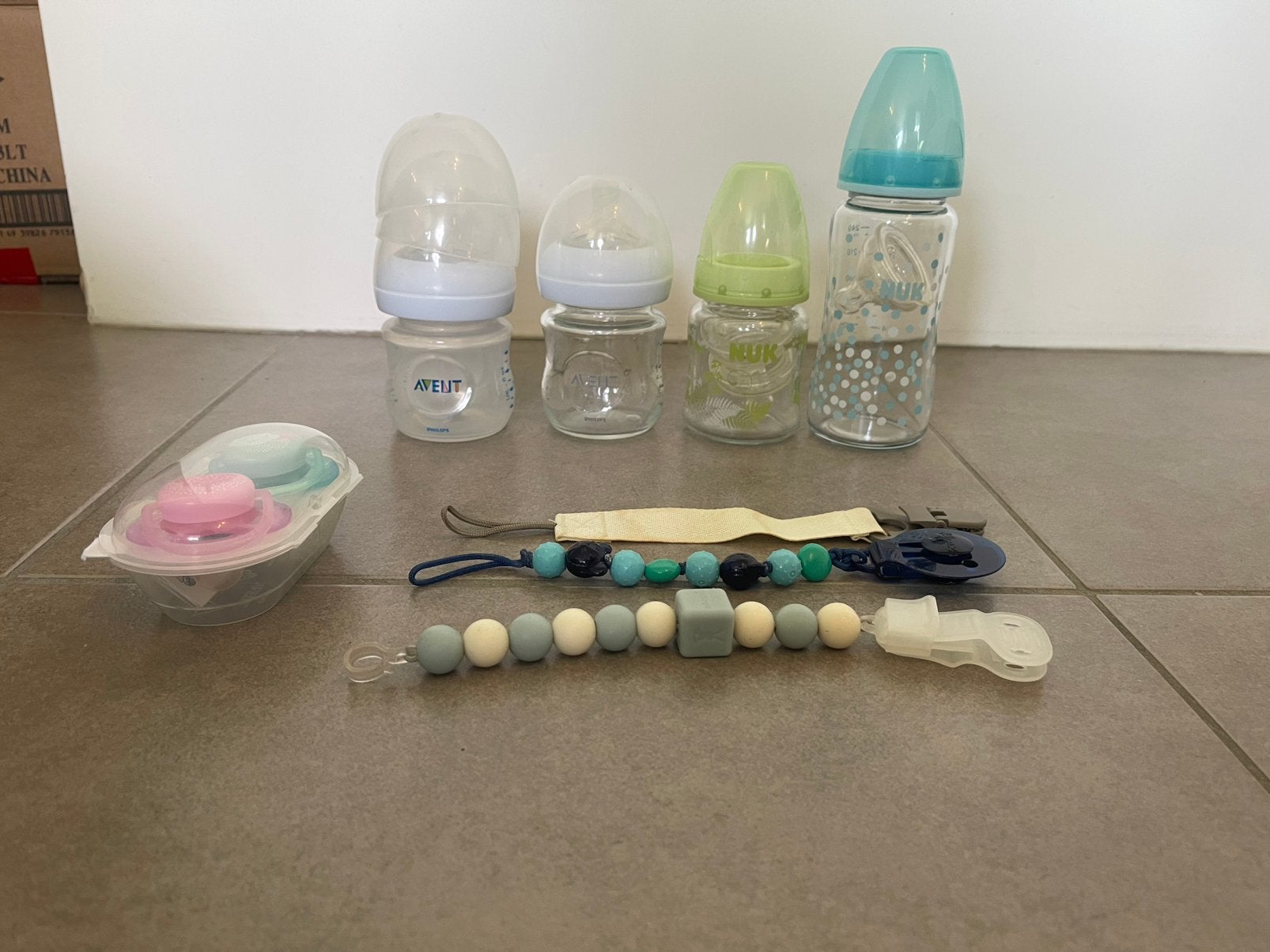 Babypakket: 4 flesjes, nieuwe fopspenen & speenkoorden, Ophalen, Zo goed als nieuw