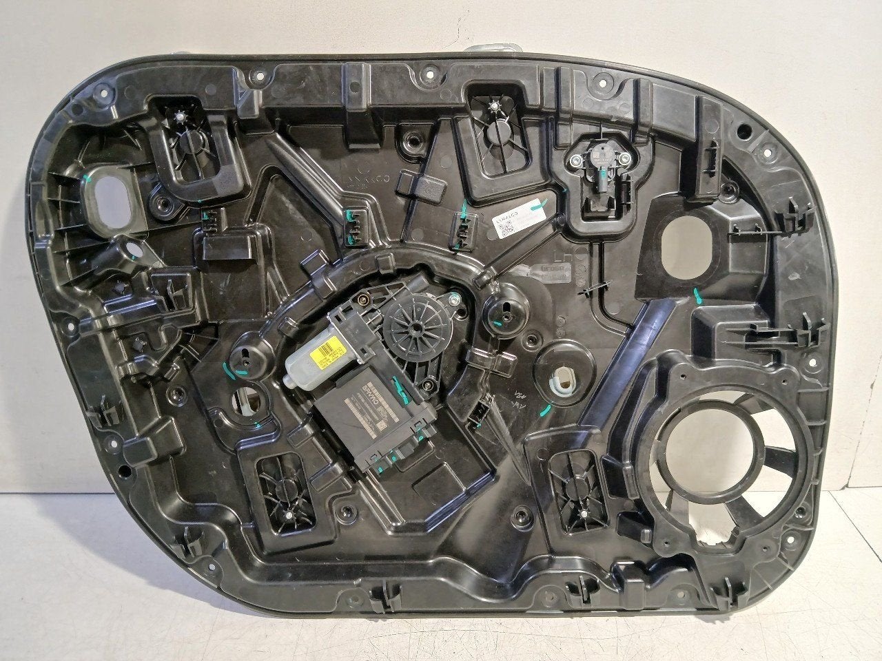 Raammechaniek elektrisch links voor Lynk & Co 01, Onderdelen@venauto.nl, Van der Ven Autorecycling B.V., Gebruikt, Ettenseweg 76, 4706 PB Roosendaal, The Netherlands