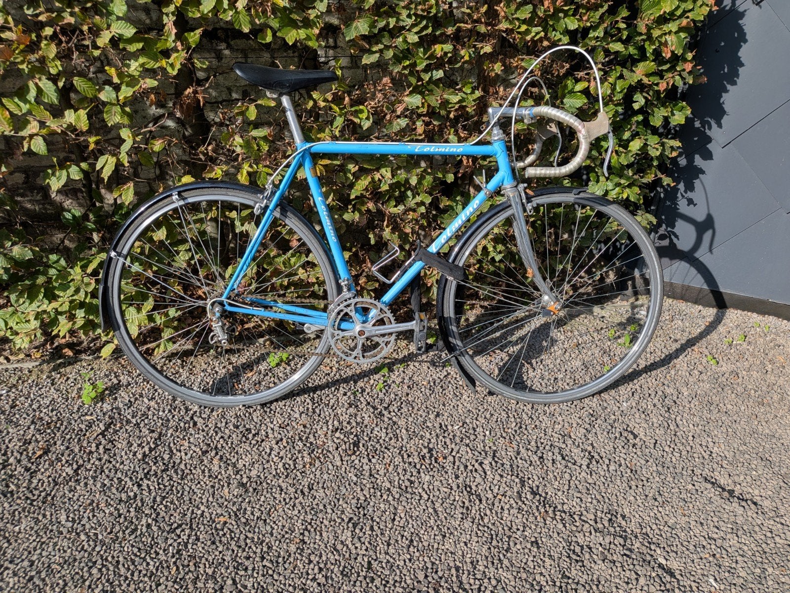 oude koersfiets met stevige band en volledig spatbord, Ophalen