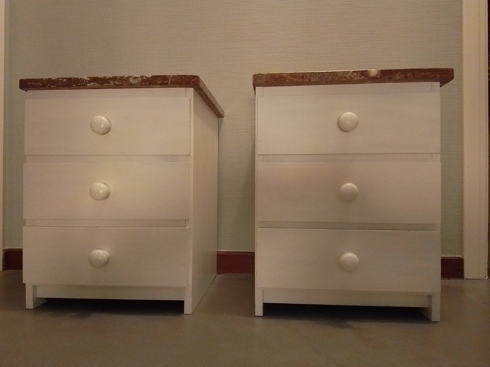 2 witte nachtkastjes met marmeren blad, Ophalen, Gebruikt, Minder dan 45 cm, Minder dan 55 cm