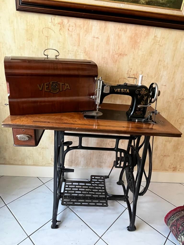 Oud naaimachine/tafel op smeedijzeren voet, Antiek en Kunst, Ophalen