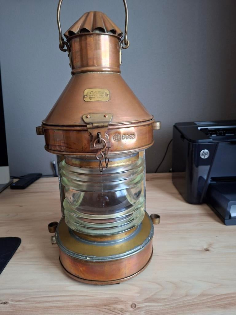 Koperen bootlamp, Enlèvement