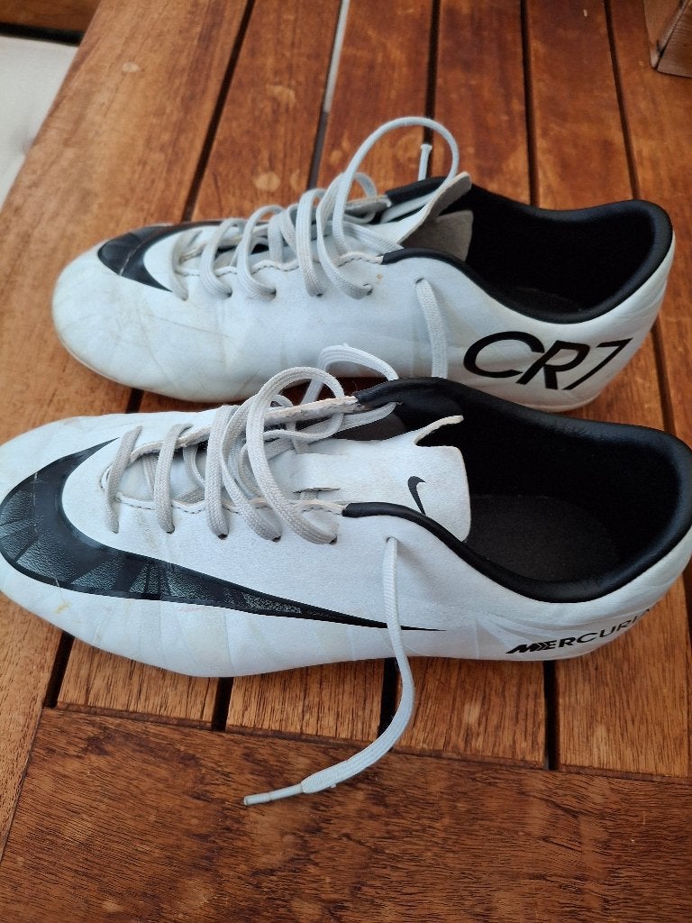 Voetbalschoenen., Ophalen, Zo goed als nieuw, Schoenen