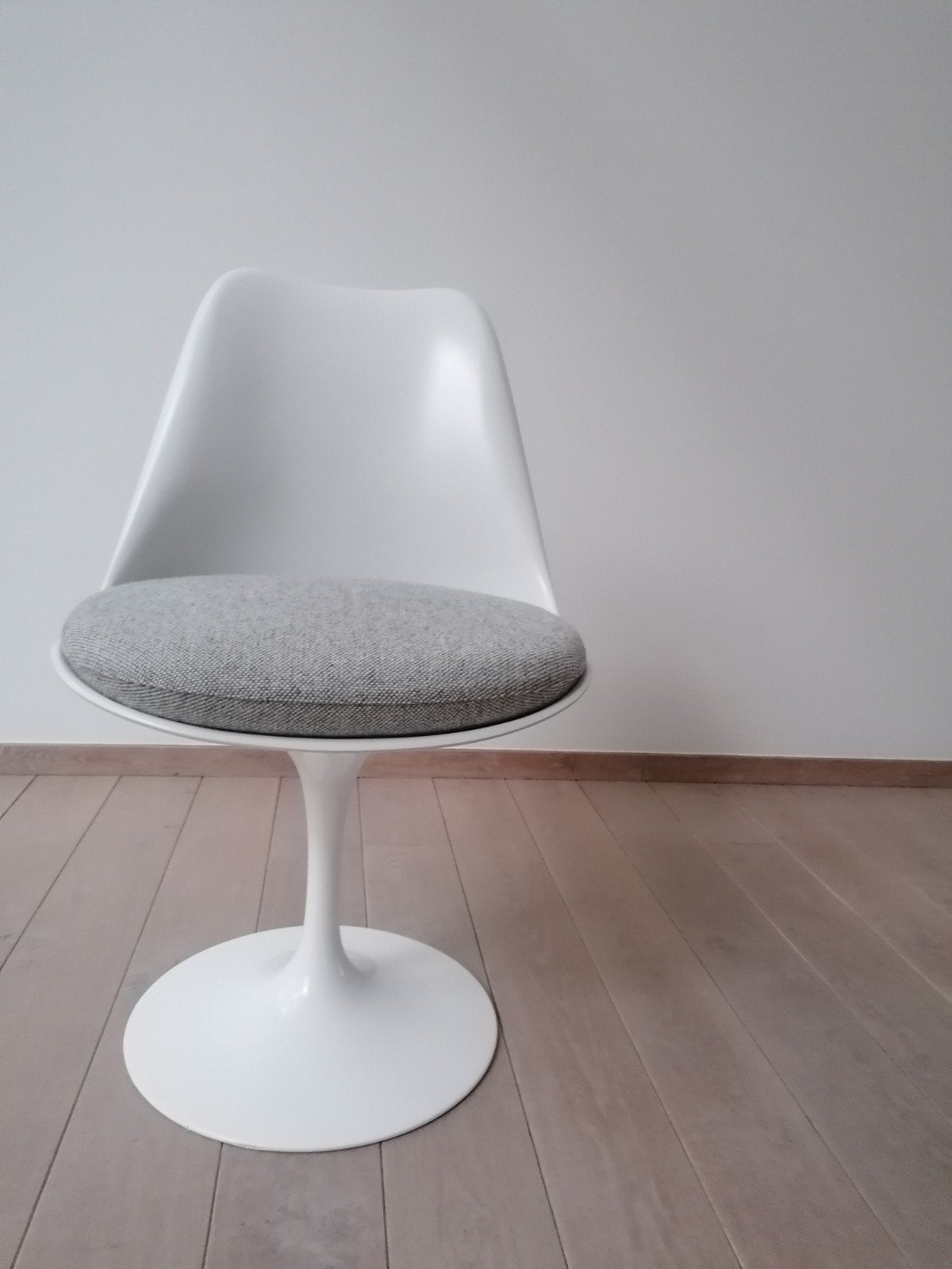 knoll Saarinen Tulip Chair, Huis en Inrichting, Ophalen, Zo goed als nieuw, Grijs