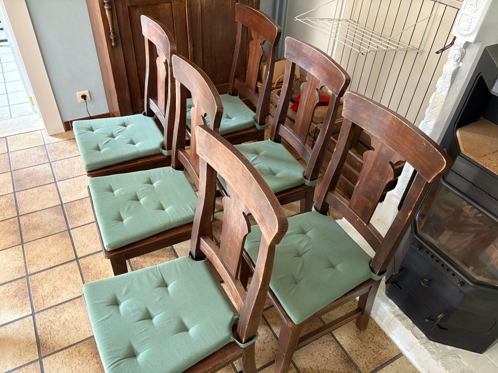 GRATIS: 6 stevige houten stoelen met zitkussen, Huis en Inrichting, Ophalen, Gebruikt, Bruin, Tijdloos.